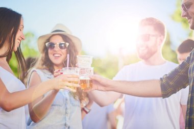 Gruba dans ve açık hava partisi/Müzik Festivali'nde iyi vakit geçiriyor