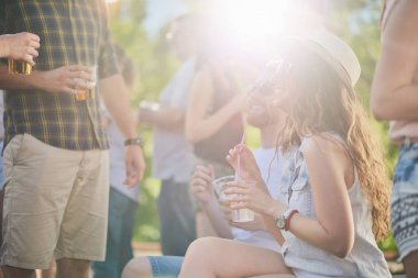 Gruba dans ve açık hava partisi/Müzik Festivali'nde iyi vakit geçiriyor