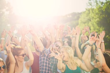 Gruba dans ve açık hava partisi/Müzik Festivali'nde iyi vakit geçiriyor