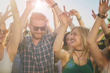 Gruba dans ve açık hava partisi/Müzik Festivali'nde iyi vakit geçiriyor