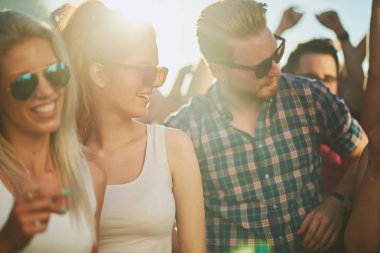 Gruba dans ve açık hava partisi/Müzik Festivali'nde iyi vakit geçiriyor