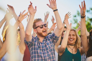 Gruba dans ve açık hava partisi/Müzik Festivali'nde iyi vakit geçiriyor