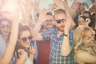 Gruba dans ve açık hava partisi/Müzik Festivali'nde iyi vakit geçiriyor