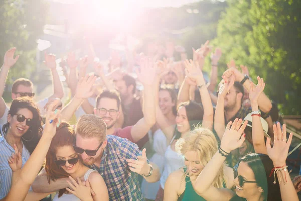 Gruppe von Menschen tanzen und amüsieren sich auf der Outdoor-Party / Musik-Festival — Stockfoto
