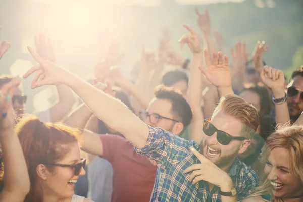 Group of people dancing and having a good time at the outdoor party/music festival — Stock Photo, Image