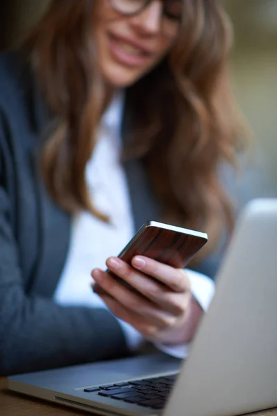 Ung modern kvinna sitter i café och använder smart telefon. — Stockfoto