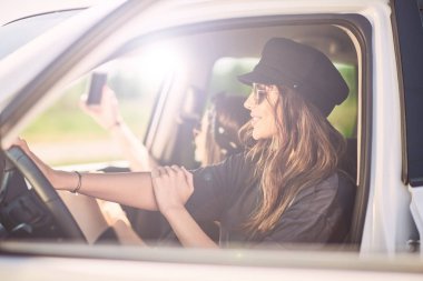 İki genç kadın eğlenceli sürüş