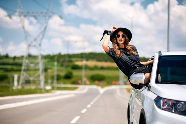 Frau posiert auf Autoscheibe — Stockfoto