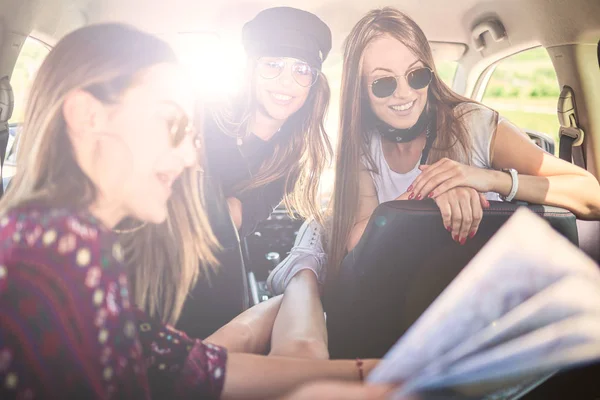 Tres mujeres jóvenes divirtiéndose en viaje — Foto de Stock