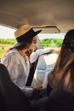 Harita kontrol eğlenceli yolculuğa, iki genç kadın.