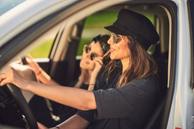 Eğlenceli yolculuğa iki genç kadın