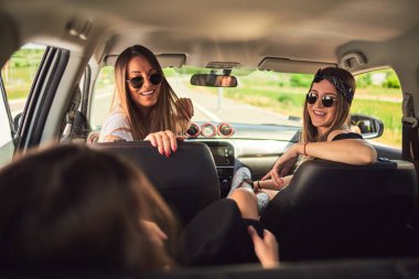Üç genç kadın roadtrip eğleniyor.
