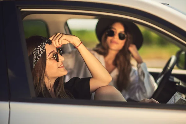 Dos mujeres jóvenes divirtiéndose en viaje por carretera — Foto de Stock