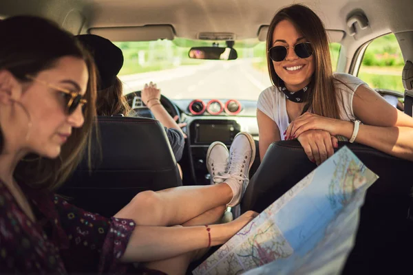 Tres mujeres jóvenes divirtiéndose en viaje — Foto de Stock