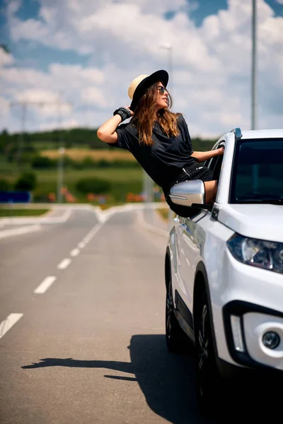 Mulher posando na janela do carro — Fotografia de Stock