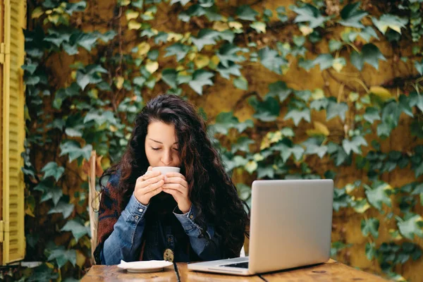 Vrouw Koffie Drinken Het Gebruik Van Laptop Zittend Tuin — Stockfoto