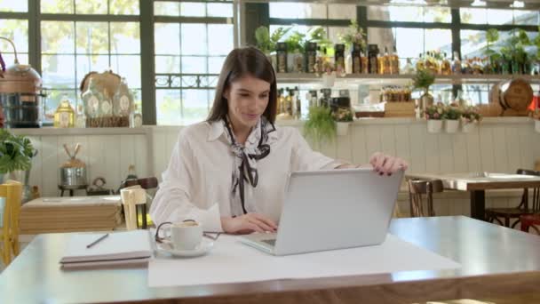 Γοητευτική Χαμογελαστή Καυκάσια Μελαχρινή Ντυμένη Κομψά Καθισμένη Στο Καφέ Και — Αρχείο Βίντεο