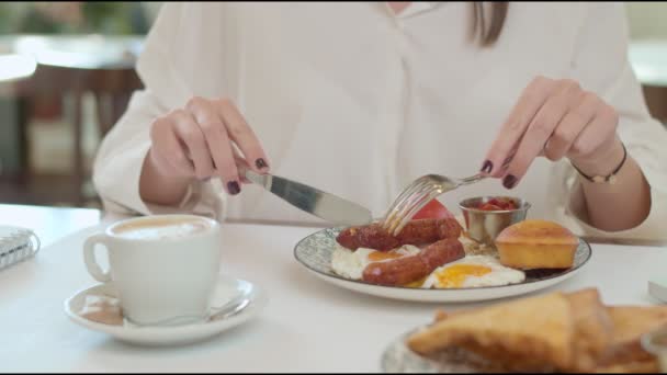 Close Kaukasiske Kvinde Sidder Restaurant Skære Spise Pølse Til Morgenmad – Stock-video