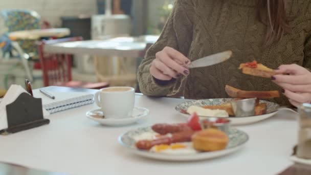 Restoranda Otururken Kahvaltıda Fransız Tostu Yiyen Beyaz Bir Kadın — Stok video