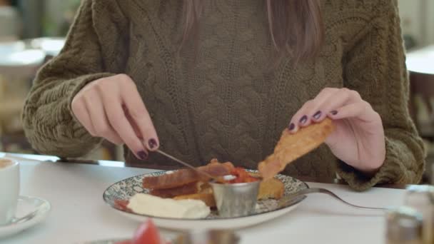 Mujer Caucásica Comiendo Tostadas Francesas Para Desayuno Mientras Está Sentado — Vídeo de stock