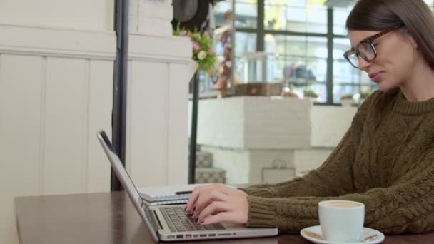 Κοντινό Πλάνο Της Γυναίκας Πληκτρολογώντας Στο Laptop Ενώ Κάθεται Στο — Αρχείο Βίντεο