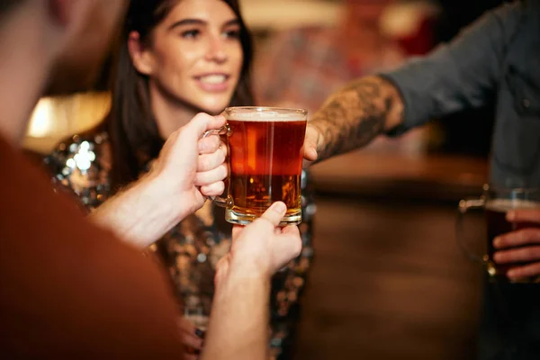 Homem em grupo e a dar cerveja a um amigo. Interior do pub irlandês. Vida noturna . — Fotografia de Stock