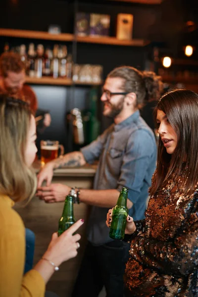 Grupo de amigos bebendo cerveja, conversando e se divertindo no pub. Noite fora . — Fotografia de Stock