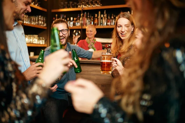 Groupe d'amis boire de la bière, bavarder et passer du bon temps au pub. Sortie nocturne . — Photo