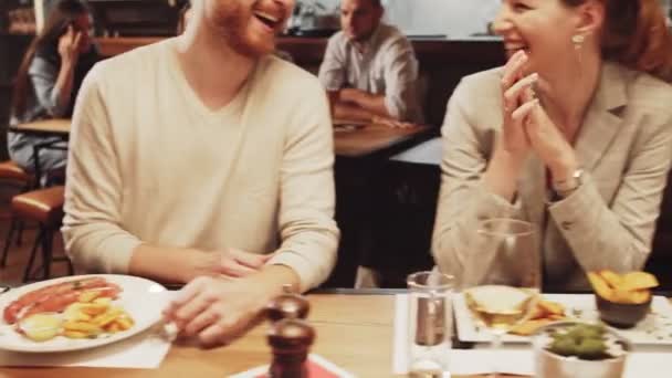 Дві Пари Сидять Ресторані Їдальні Одна Пара Спілкується Посміхається Розважається — стокове відео