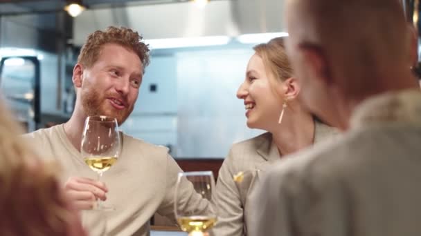 Groep Van Beste Vrienden Zitten Restaurant Eten Wijn Drinken Plezier — Stockvideo