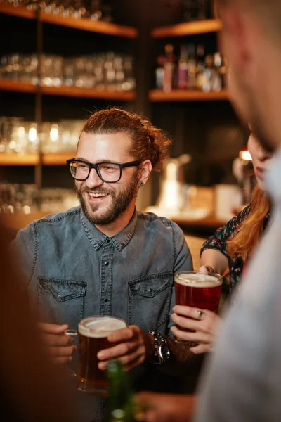 Vrienden die bier drinken, kletsen en plezier hebben in de kroeg. Avond uit.. — Stockfoto