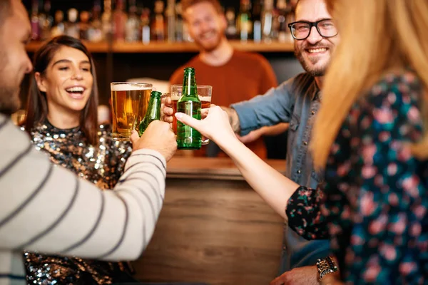 Amigos de pie en el bar y tostadas con cerveza . — Foto de Stock
