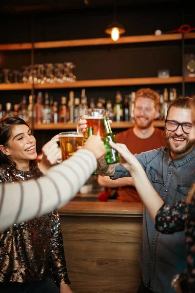 Amigos de pé no bar e brindar com cerveja . — Fotografia de Stock