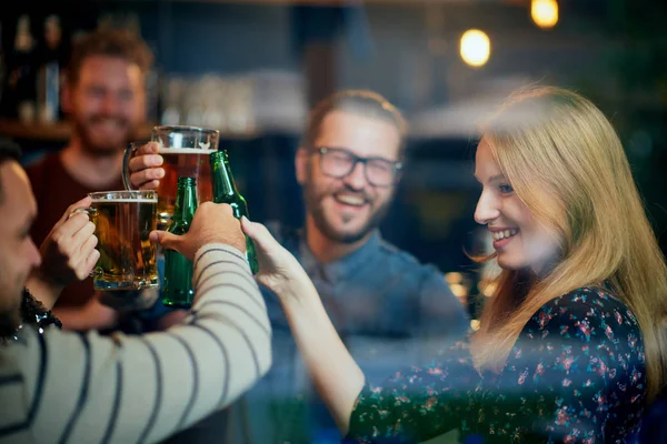 Grupo de mejores amigos de pie en el pub y tostadas con cerveza. Vida nocturna . — Foto de Stock