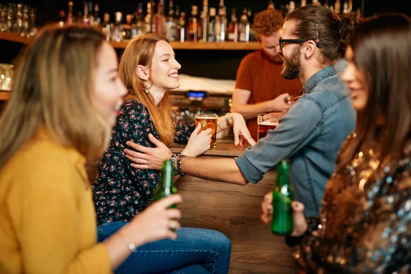 Φίλοι που πίνουν μπύρα, κουβεντιάζουν και μιλάνε. Νύχτα έξω. Pub εσωτερικό. — Φωτογραφία Αρχείου
