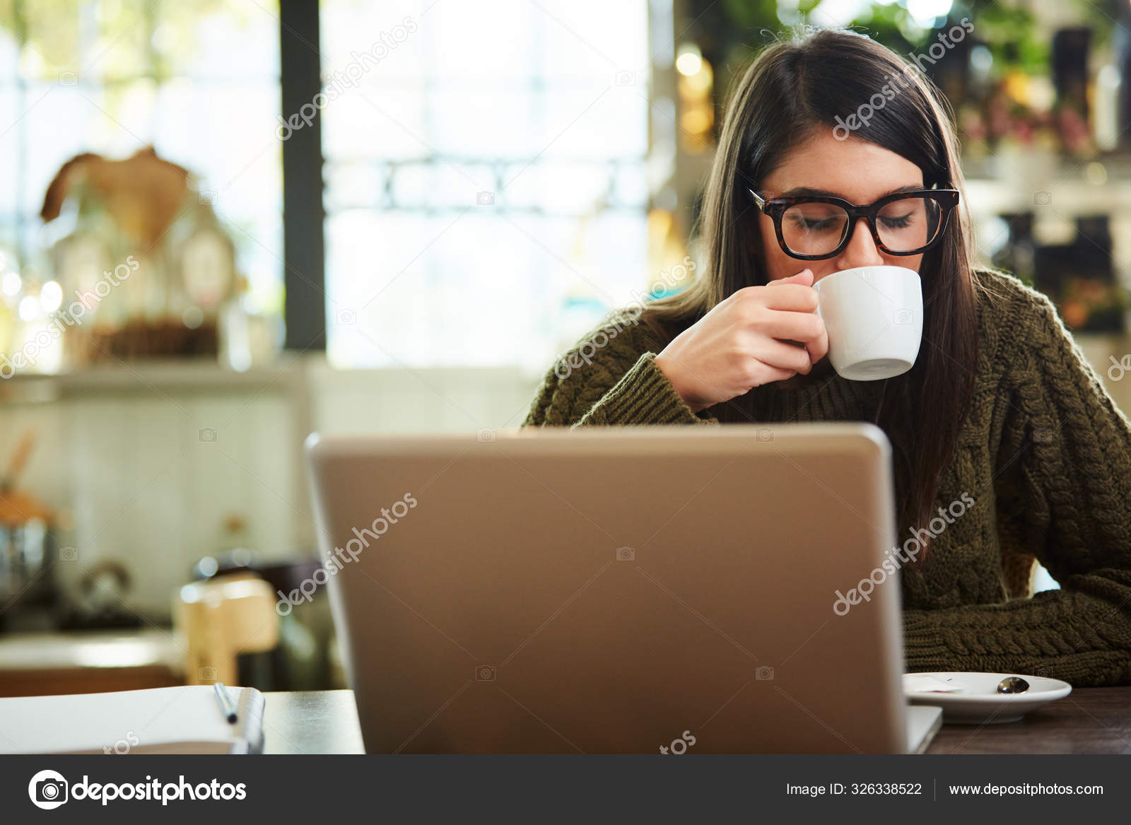 Laptop And Coffee Stok Foto Laptop And Coffee Gambar Bebas Royalti Halaman 2 Depositphotos