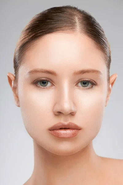 Kopfschuss der schönen kaukasischen jungen Frau mit reiner Haut. — Stockfoto