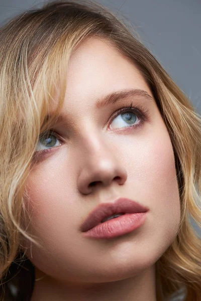 Close up of gorgeous caucasian blond woman with blue eyes looking up. — 스톡 사진