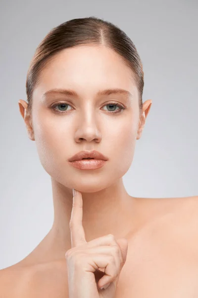 Prachtige Kaukasische blonde vrouw met make-up poseren in de studio en kijken naar de camera. — Stockfoto