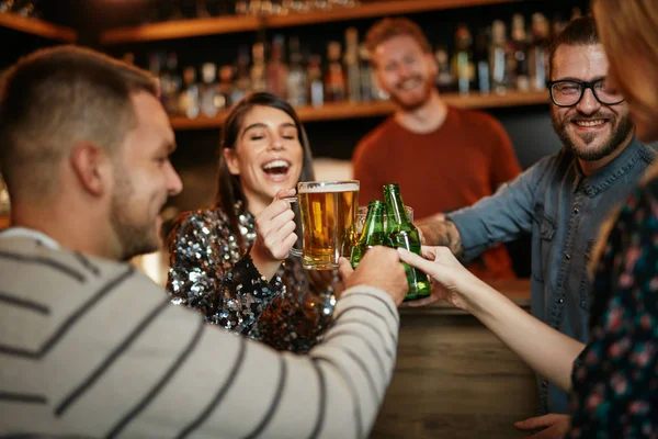 Amici in piedi al bar e brindisi con birra . — Foto Stock