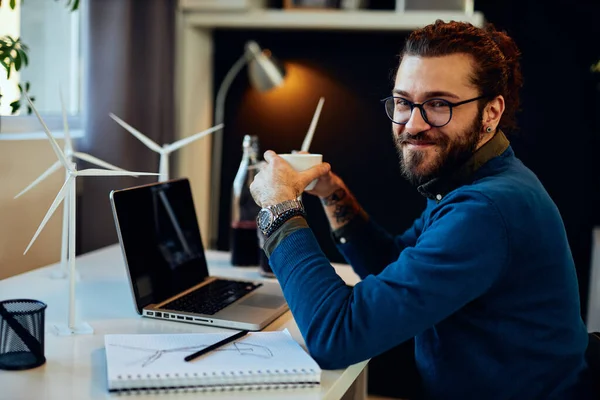 Vue Latérale Entrepreneur Barbu Attrayant Assis Dans Son Bureau Détendre — Photo