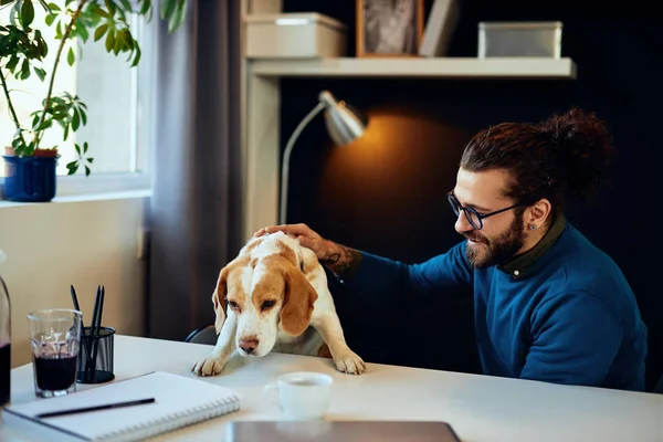 Glada Leende Stilig Kaukasisk Man Sitter Sitt Kontor Och Leker — Stockfoto