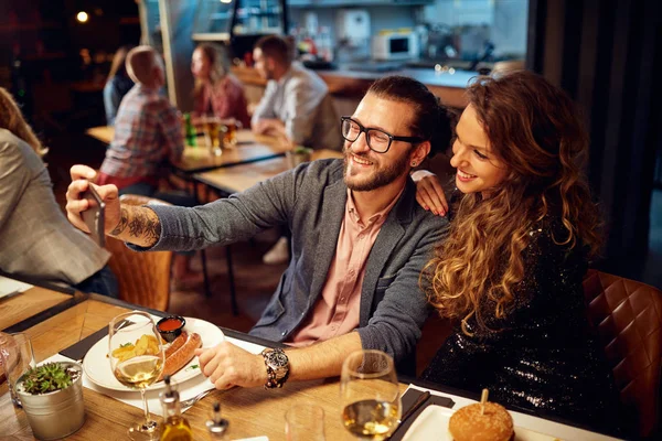 Linda Pareja Caucásica Moda Sentada Restaurante Cena Tomando Selfie —  Fotos de Stock