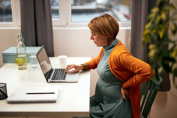 Zijaanzicht Van Schattige Kaukasische Zwangere Zakenvrouw Zittend Stoel Het Kantoor — Stockfoto