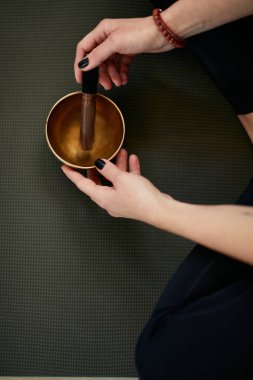 Dolunayda Şarkı Söyleyen Kadın 'ın Yakın Çekimi.