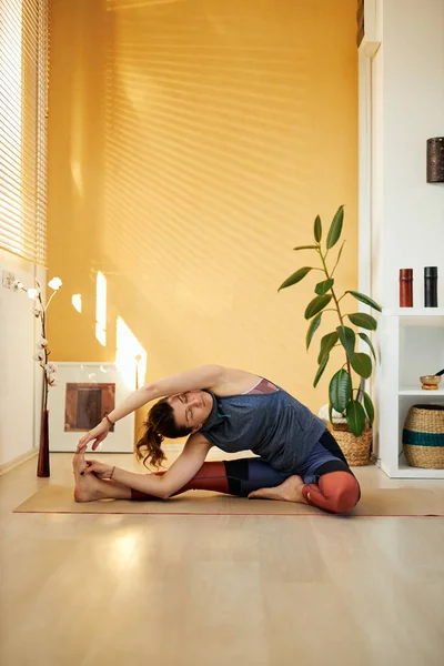 Revolved Head Dnee Yoga Pozunda Çekici Esnek Kafkas Yoga Esmeri — Stok fotoğraf