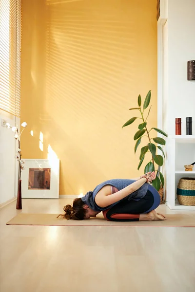 Atractiva Morena Forma Caucásica Mediana Edad Haciendo Pose Yoga Extended — Foto de Stock