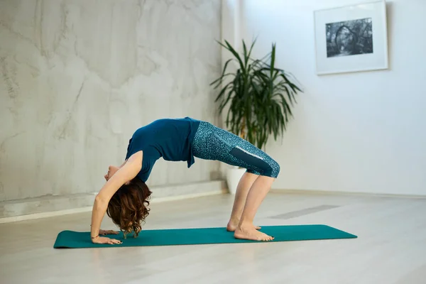 Tekerlekli Yoga Pozunda Çekici Esnek Kafkas Yoga Esmeri Içi Sabah — Stok fotoğraf