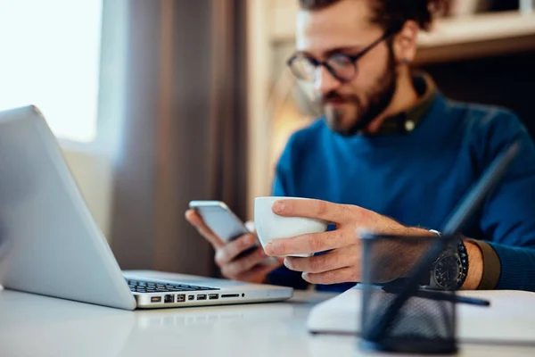 Joven Guapo Barbudo Hipster Sentado Oficina Casa Sosteniendo Una Taza —  Fotos de Stock