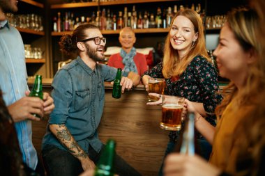 Barmen müşterilere bira servisi yapıyor. Bar içi..